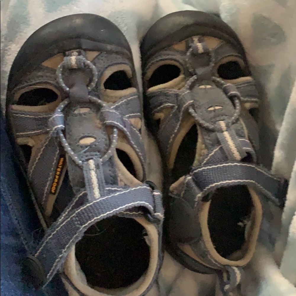 Little Boys Keens size 9